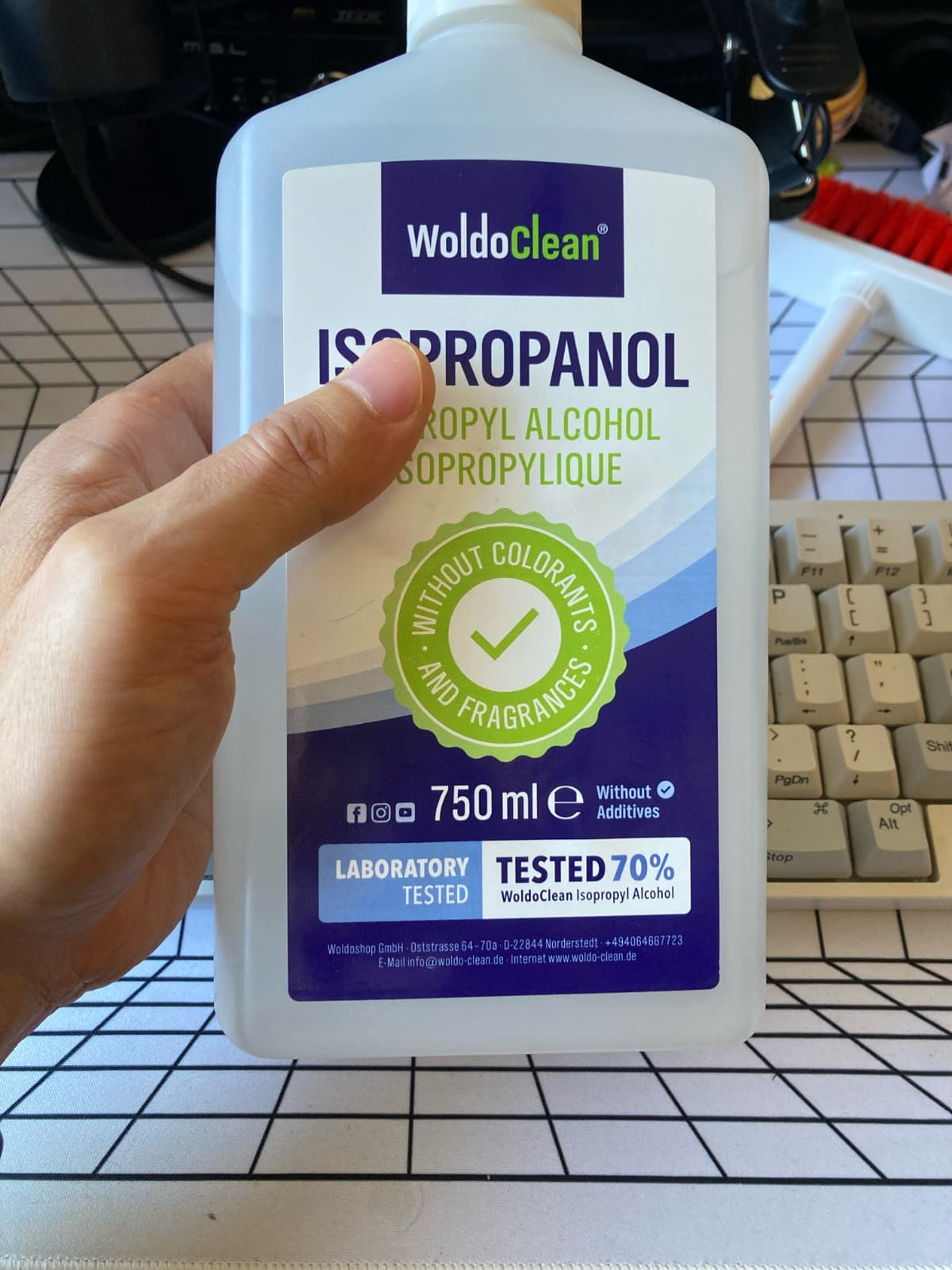 Limpiar teclado mecánico: usamos alcohol isopropanol al 70%