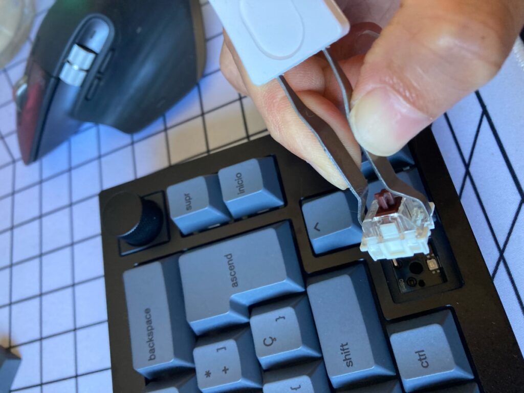 Limpiar teclado mecánico: quitamos los switches
