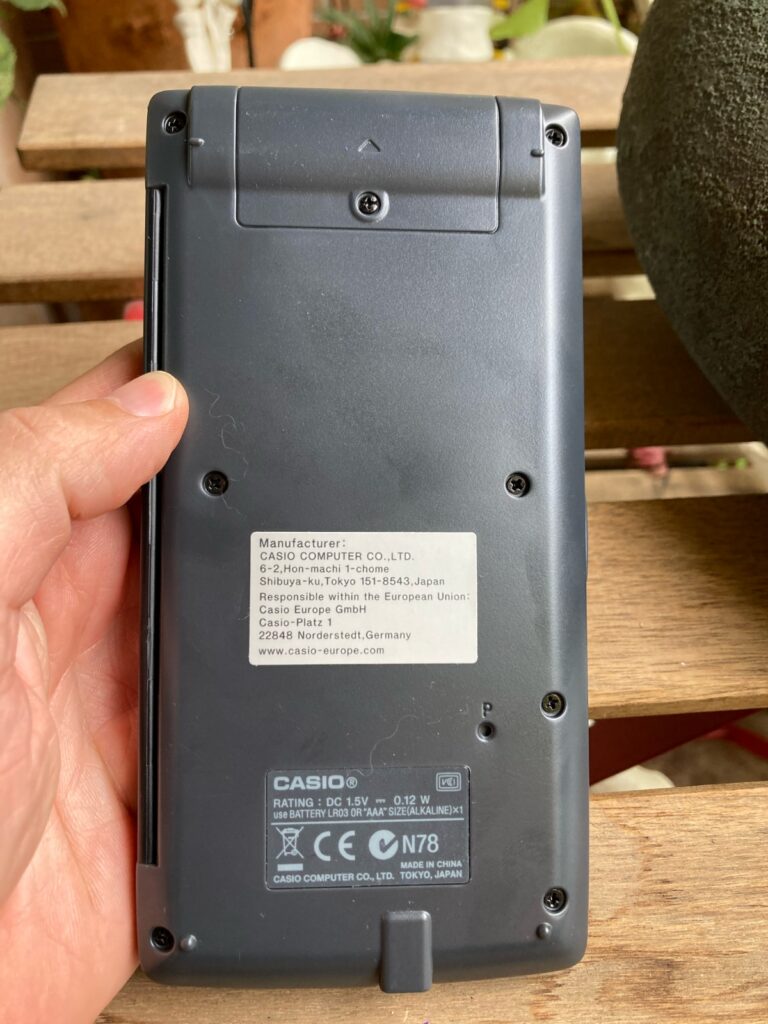 Casio fx-5800P: parte trasera con boton de reseteo y zona de pilas