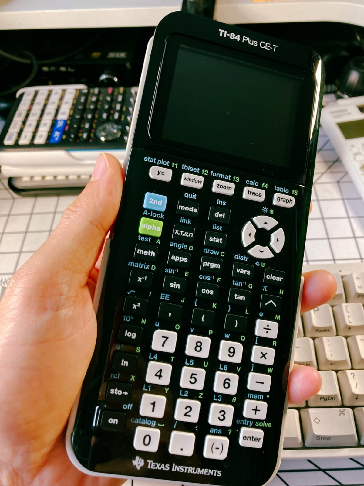 Calculadora TI-84 programable y grafica.