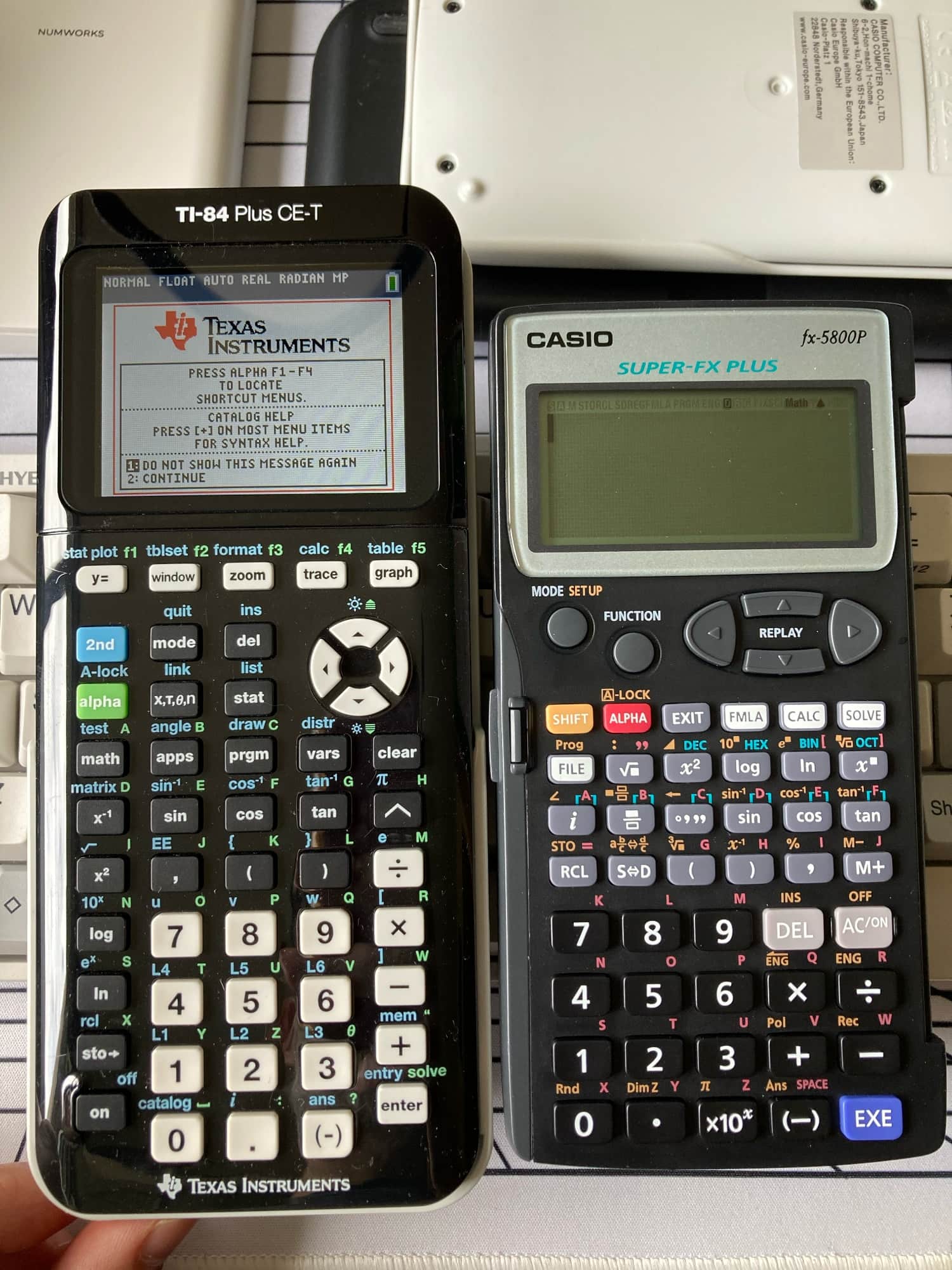 Texas Instruments TI-84 Plus vs. Casio fx-5800P: calculadora gráfica y calculadora programable.