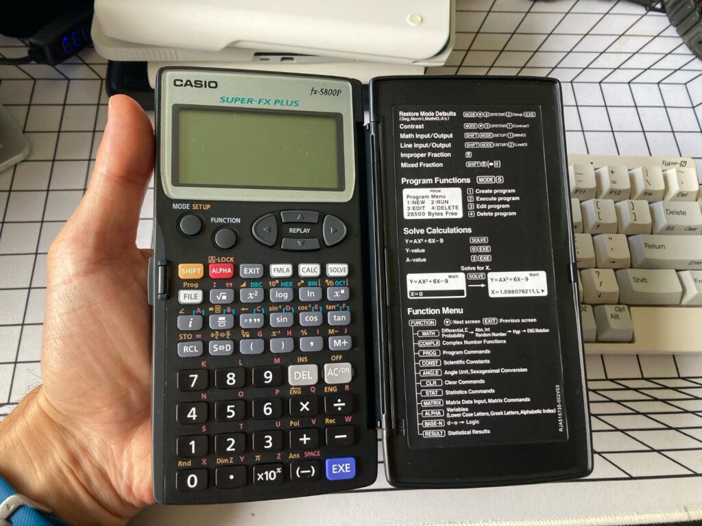 Calculadora programable Casio fx-5800P, una de nuestras favoritas. 