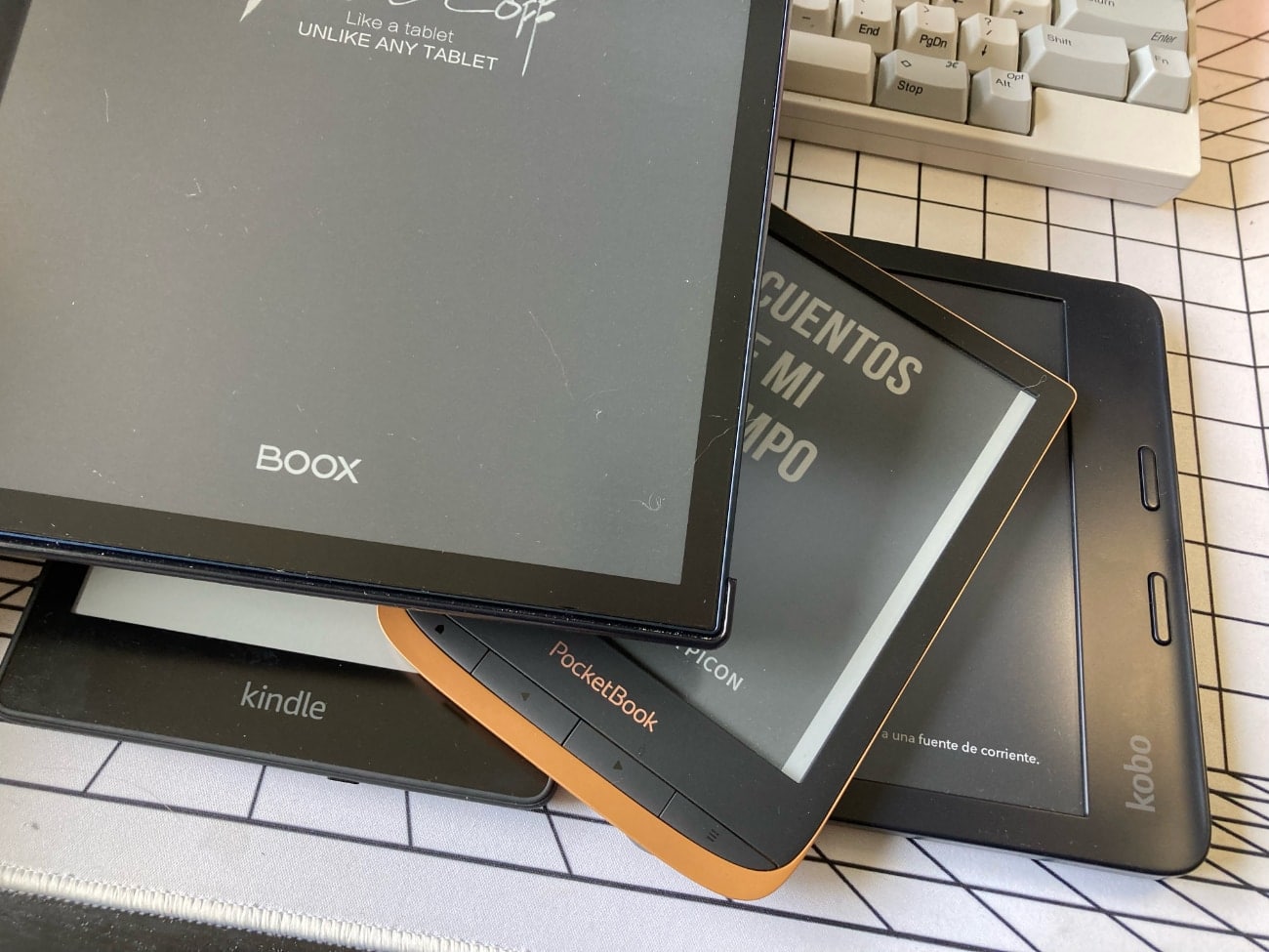 Varias marcas de dispositivos en nuestras manos: Onyx Boox, Kindle, Kobo y Pocketbook.