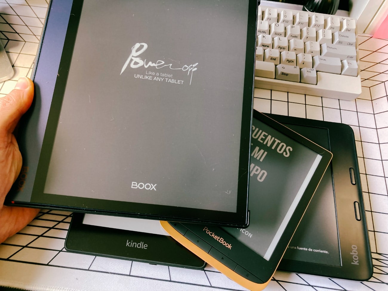 Varios eReaders en nuestras manos: Onyx Boox Note Air 2, Kindle Paperwhite, Kobo Libra 2 y Pocketbook Touch HD 3. Los hemos probado todos. 