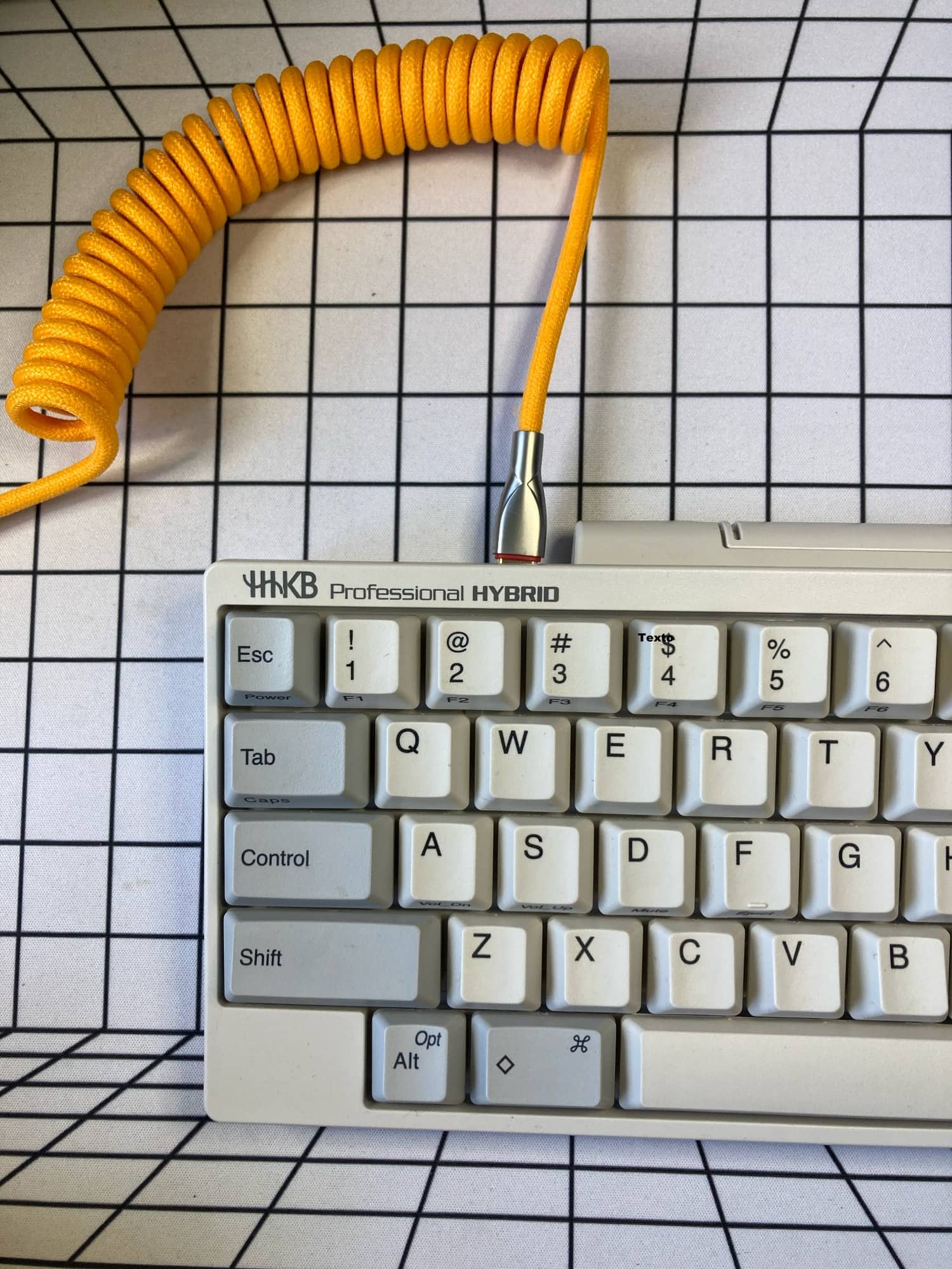 Teclado Happy Hacking Keyboard conectado mediante cable USB-C