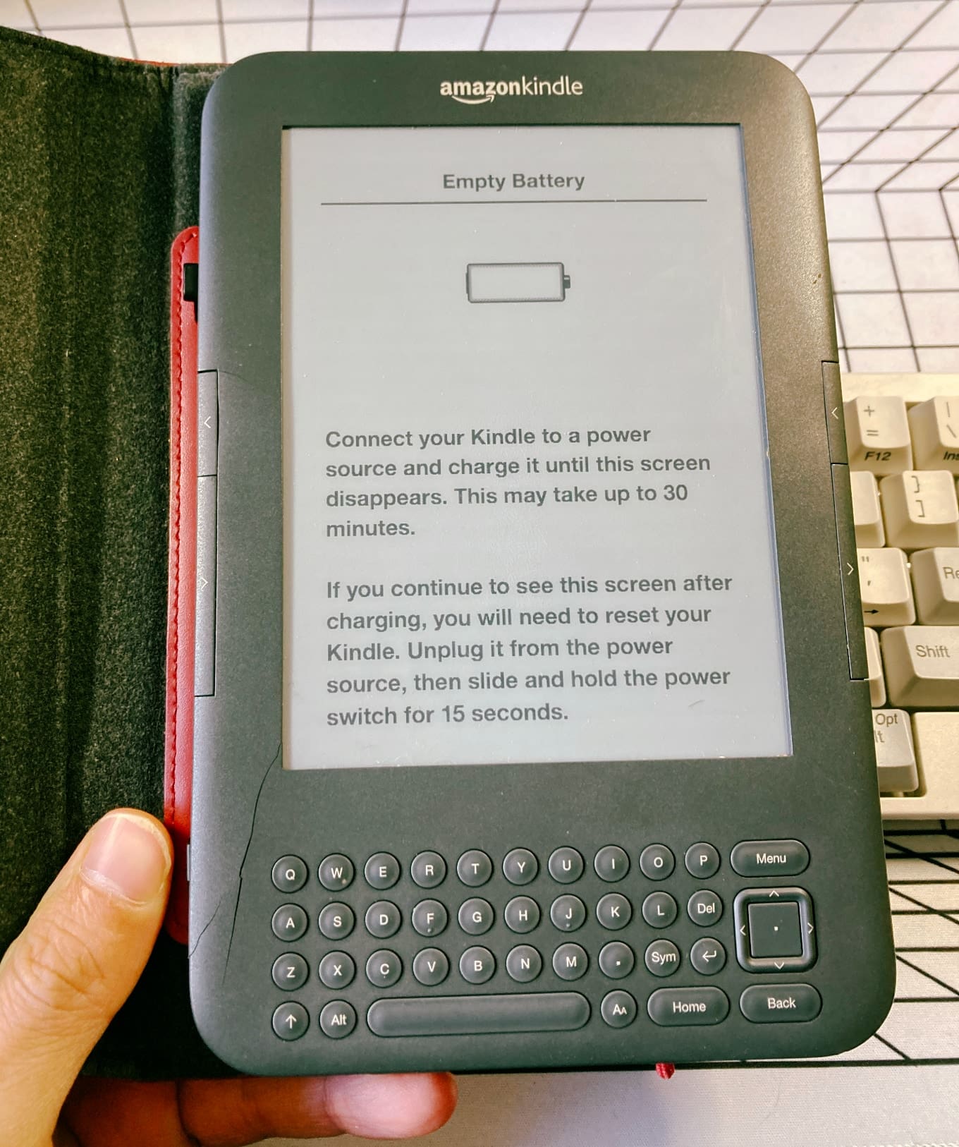 Amazon Kindle Keyboard: todavía sigue funcionando este eReader de 2010. Solo tiene un par de grietas en un lateral. 