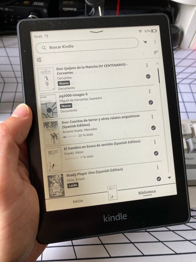 Hemos enviado un archivo ePub descargado desde el Proyecto Gutenberg con Send to Kindle a nuestro Kindle Paperwhite. Aparece en la biblioteca después de sincronizar vía WIFI el dispositivo. 
