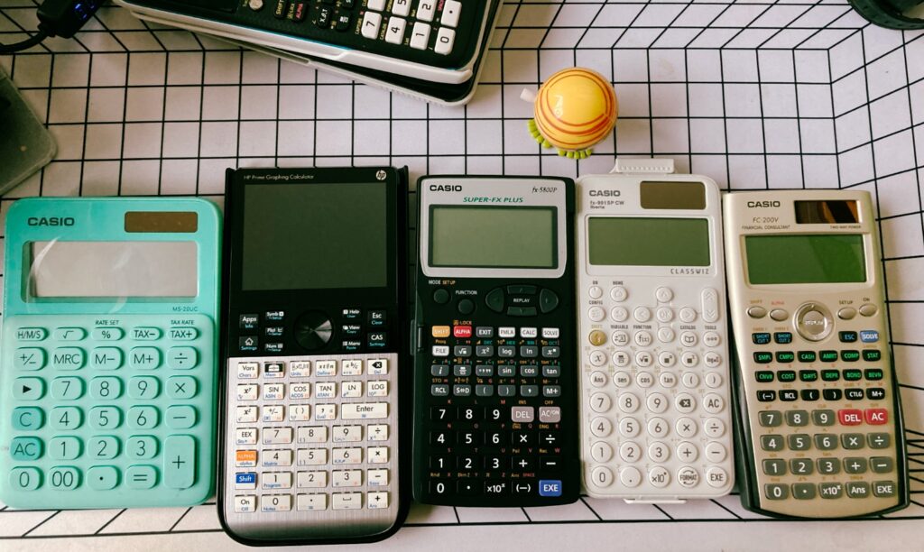 De izquierda a derecha: Calculadoras Casio MS-20UC, HP Prime, Casio fx5800P, Casio fx-991SP CW, Casio FC-200V