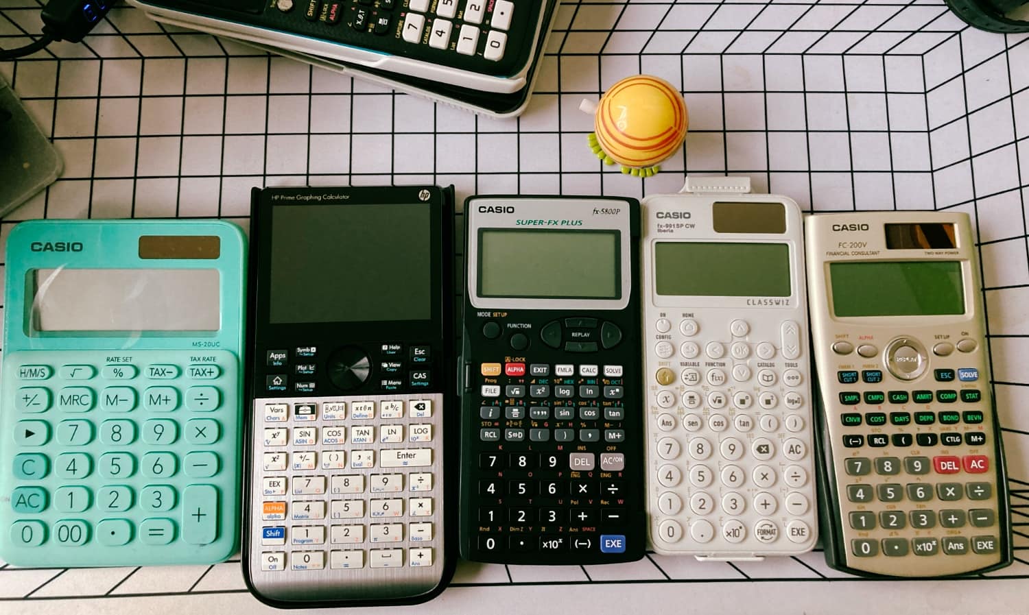 De izquierda a derecha: Calculadoras Casio MS-20UC, HP Prime, Casio fx5800P, Casio fx-991SP CW, Casio FC-200V