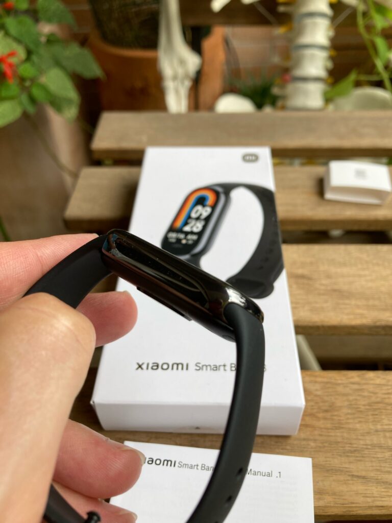 Xiaomi Mi Smart Band 8: unboxing - lateral con nueva pulsera