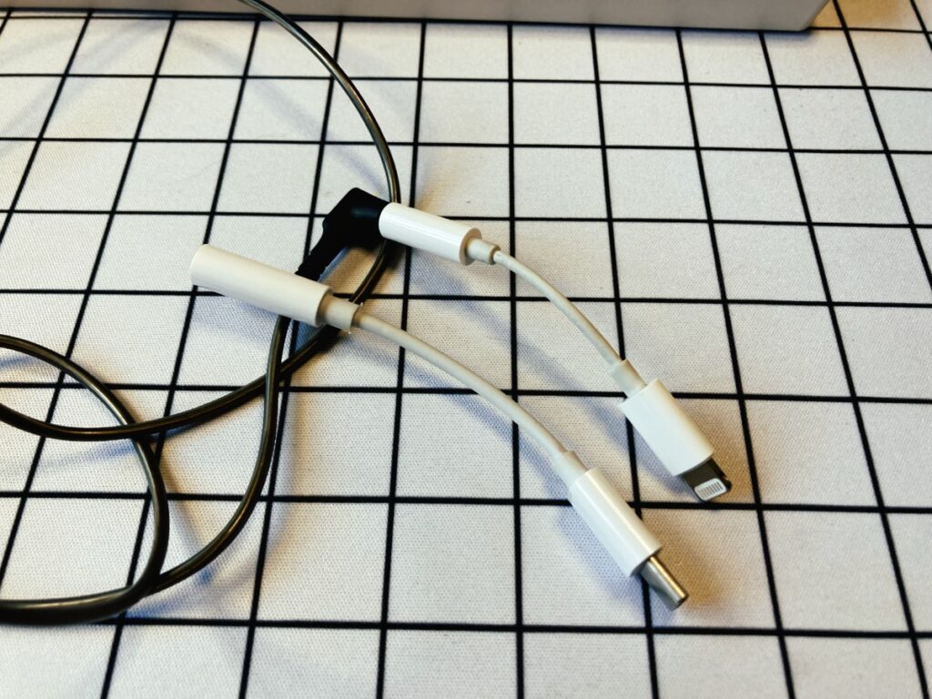 Adaptadores de jack 3.5 mm a USB-C y lightning: una solución para seguir usando tus auriculares con cable con tu smartphone.