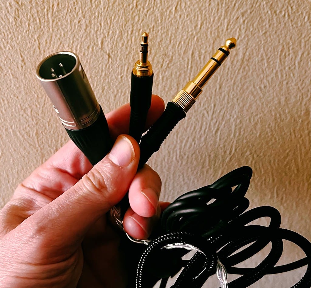 Tres cables de audio de auriculares: XLR y Jack 3.5 mm y 6.5 mm. 
