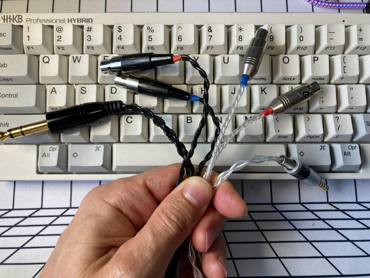 A la izquierda en negro el cable original estropeado por mi gato de mis Audeze LCD2. A la derecha el cable que he comprado para sustituirlos (con doble Mini XLR y 4,4 mm)