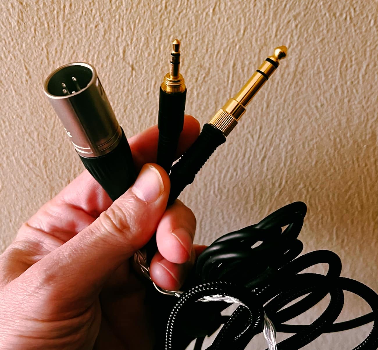 Tres cables de audio de auriculares: XLR y Jack 3.5 mm y 6.5 mm. 