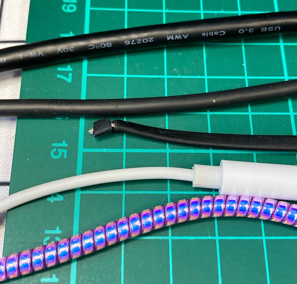 Cable más delgado mordido por el gato. Ha pasado de los más gruesos. Le encantaria el cable blanco de Apple y he tenido que proteger el último cable porque también es de su gusto. 