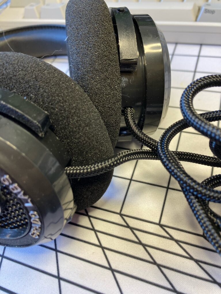 auriculares Grado SR80X: la conexión con los auriculares es fija… No molan tanto. 