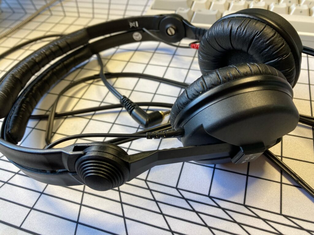 Sennheiser HD-25-1 II: auriculares con cable para DJ. Todas sus partes se pueden cambiar. Son eternos. 