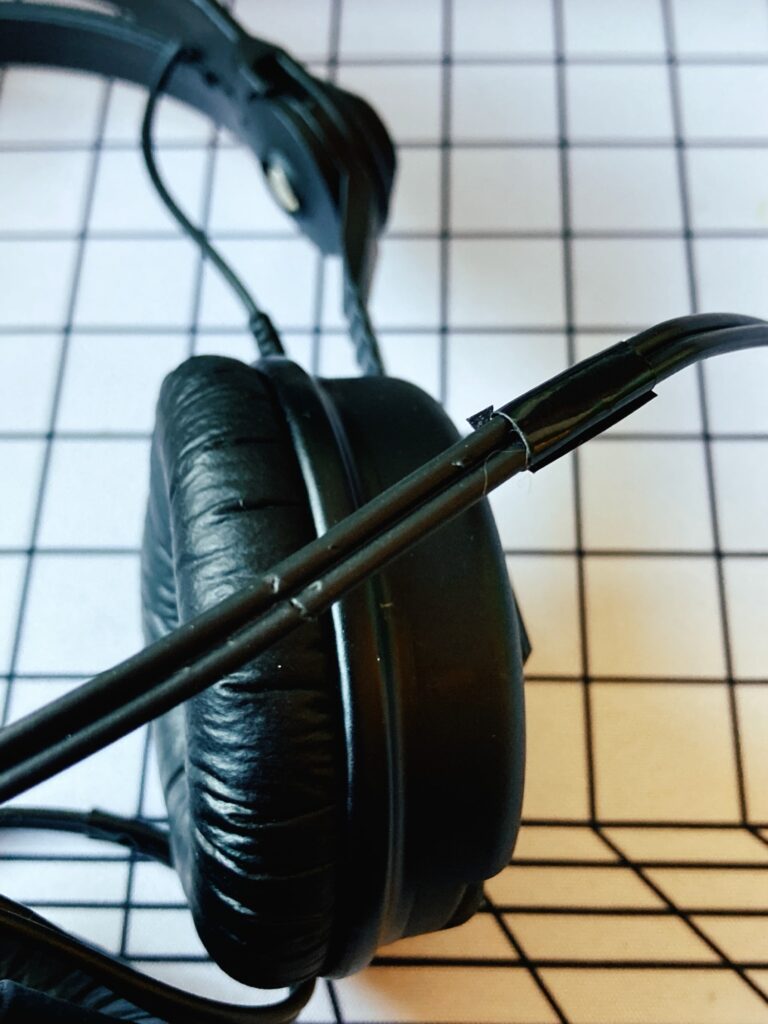 Cable de auricular con mordiscos de gato: una gran pega para usar auriculares con cable en casa. 