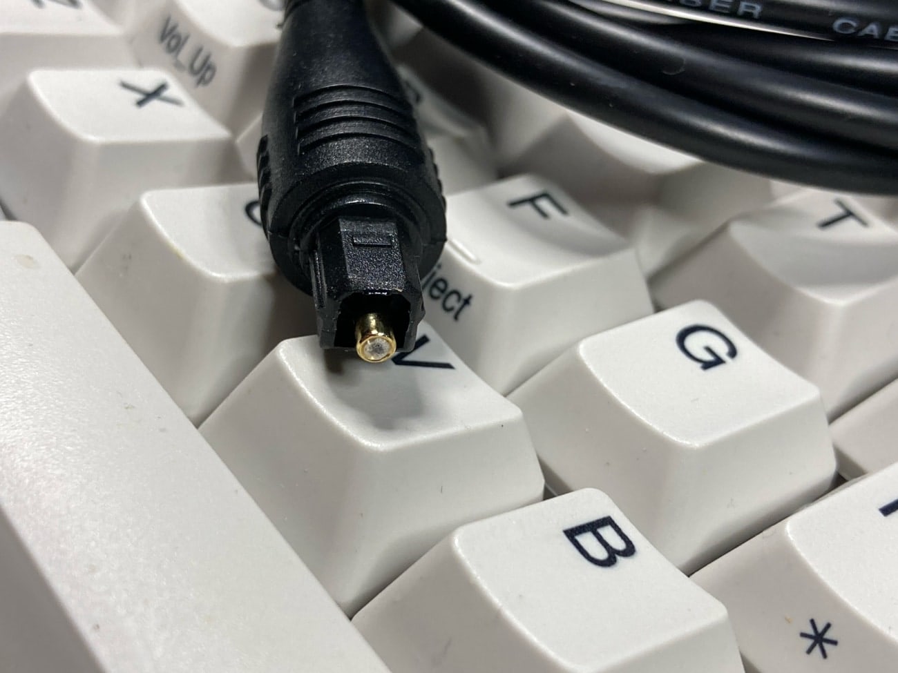 Cable de audio Óptico: extremo de la conexión. Tiene fibra óptica.