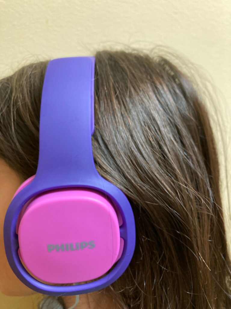 Auriculares para niños PHILIPS AUDIO SHK2000BL: como quedan en la cabeza de una niña de 9 años. Vista lateral. 