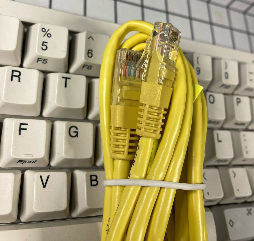 Cable Ethernet de red: te recomendamos comprarlos de varios colores para luego no liarte con las conexiones. 