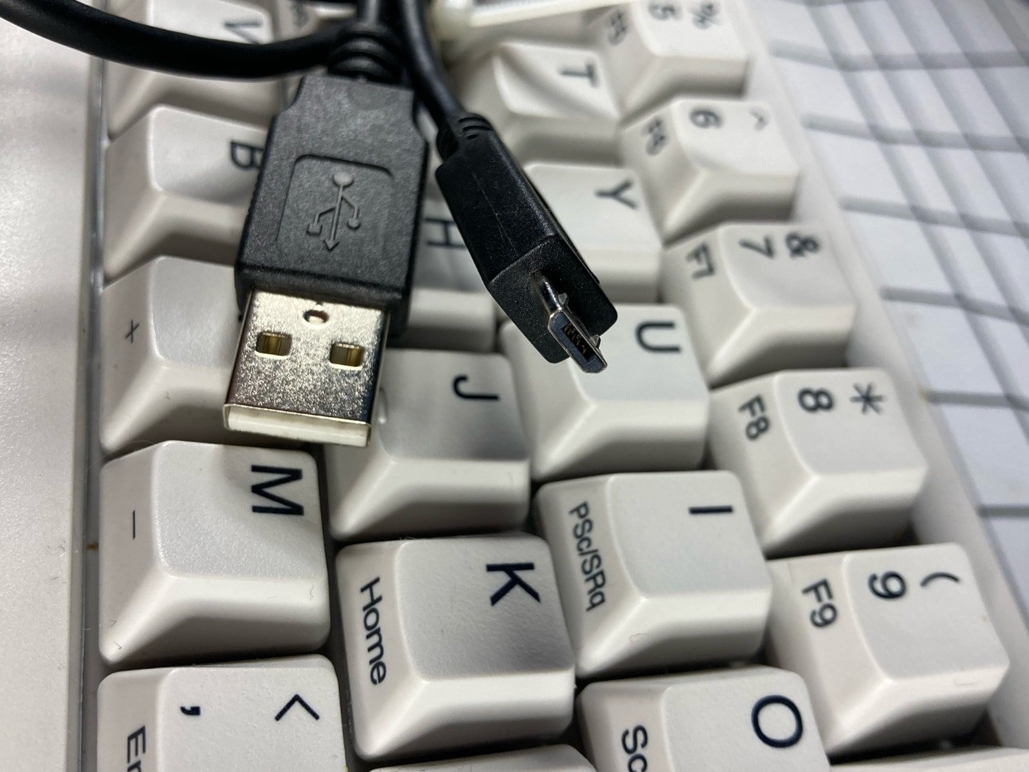 Cable USB-A a micro USB. El puerto USB-A es el que solemos ver en las televisiones.