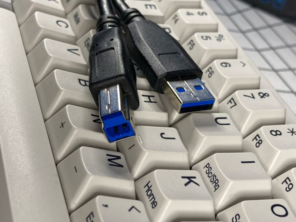 Cable USB-B y USB-A: lo suelen usar las impresoras. 