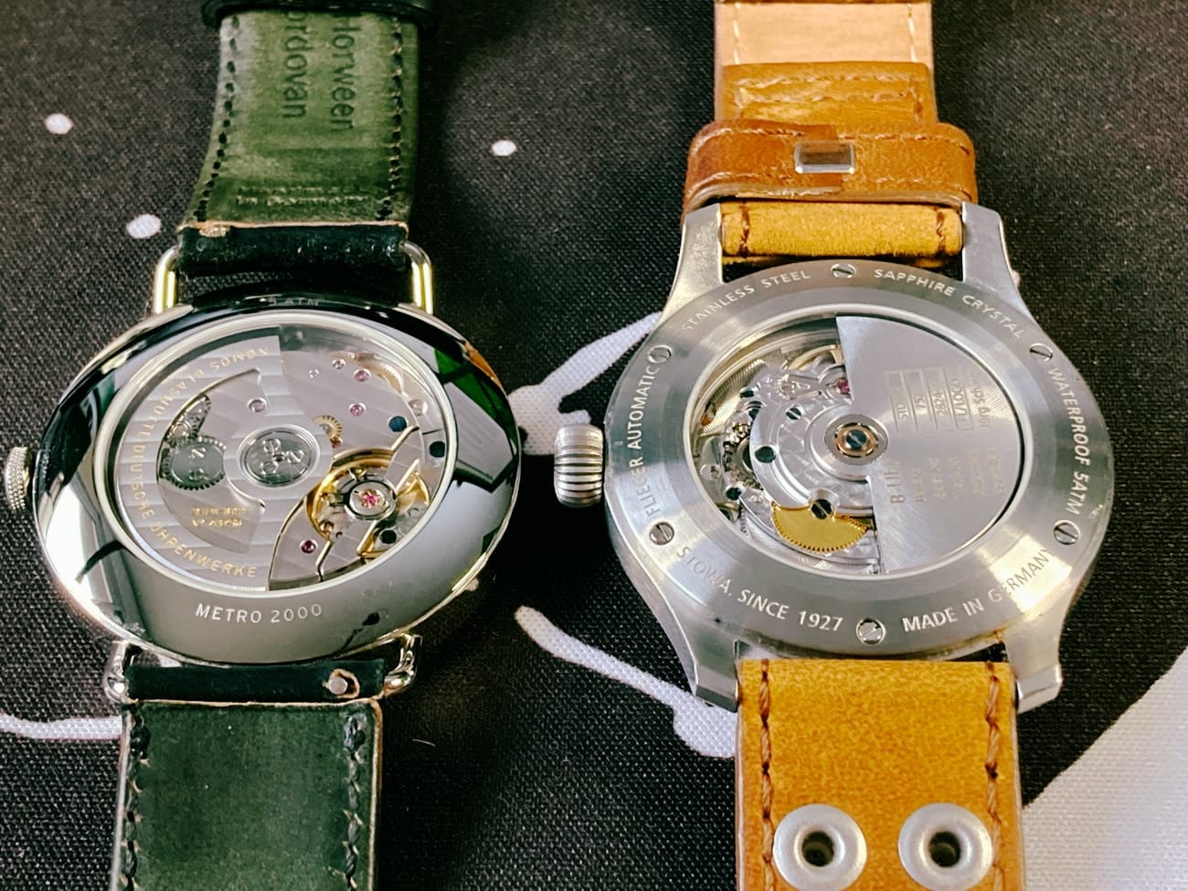 Calibre a la vista de dos relojes de las marcas Stowa y Nomos