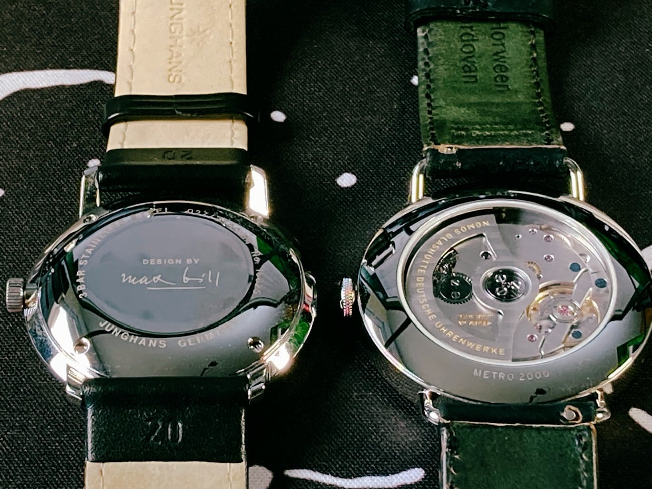Parte trasera de la caja del Junghans Max Bill Automatic (no se ve el J800.1 (basado en ETA 2824-2)) vs parte trasera del reloj automático Nomos Metro Neomatik 39 con su Calibre DUW 3001 que si se puede ver. 