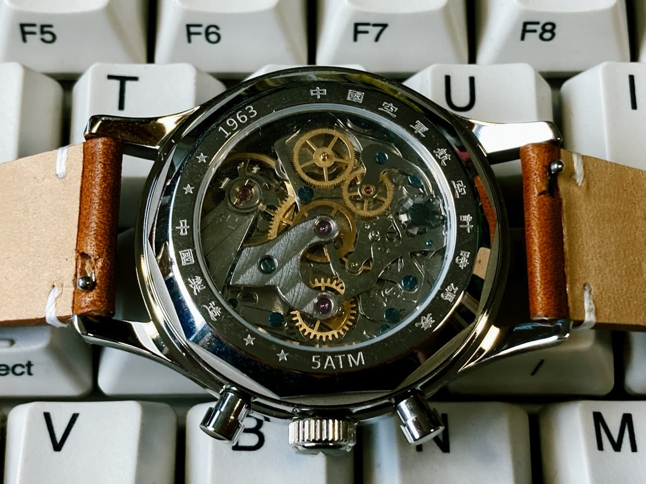 Calibre ST1901 del Seagull 1963: se puede ver completamente en la parte trasera de este reloj mecánico. 