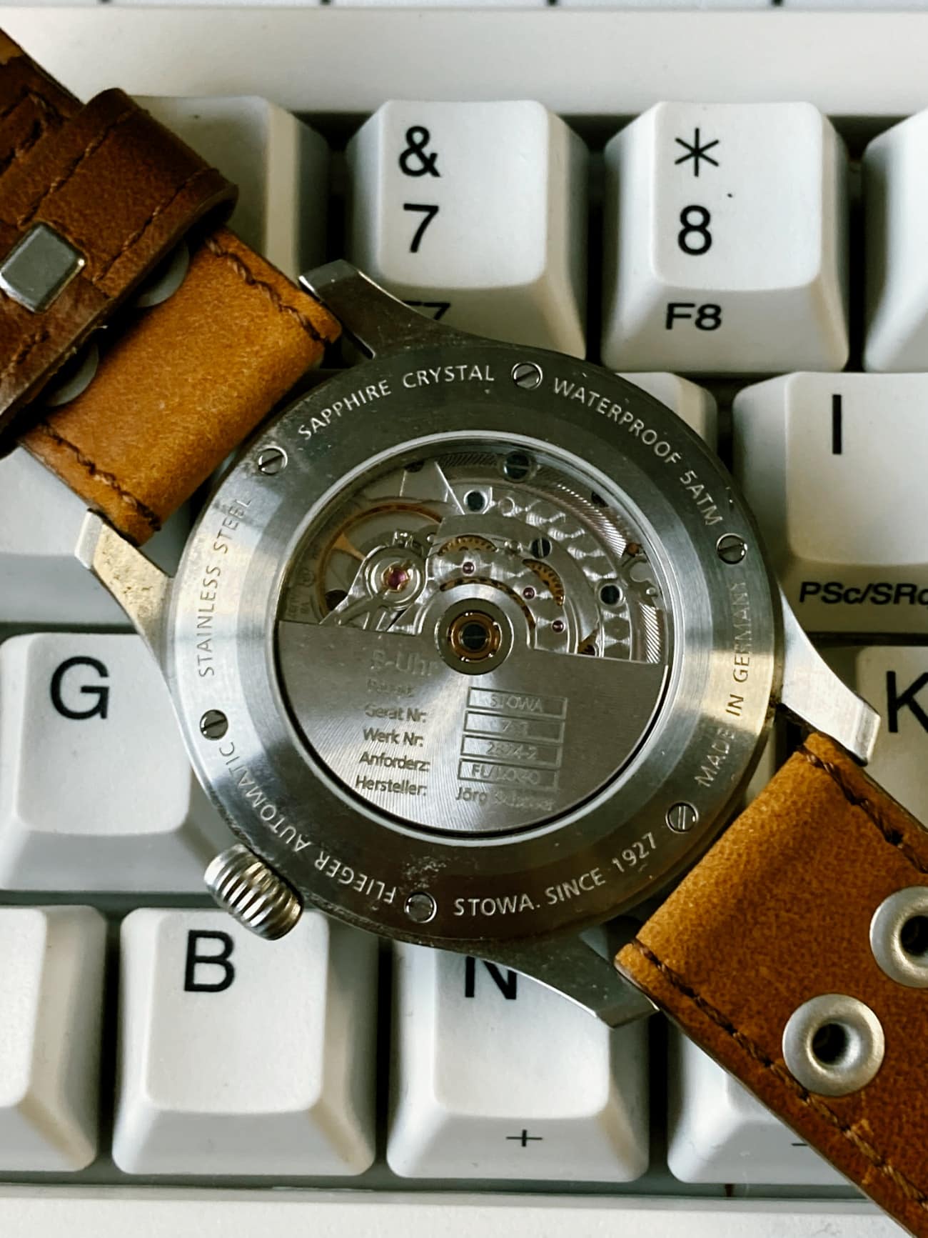 Reloj mecánico automático Stowa Flieger Klassik 40: parte trasera donde se ve todo el mecanismo interno del reloj. 