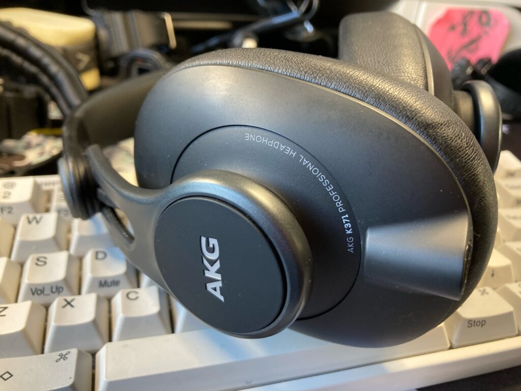 AKG K371: auriculares cerrados con cable que hemos probado. 