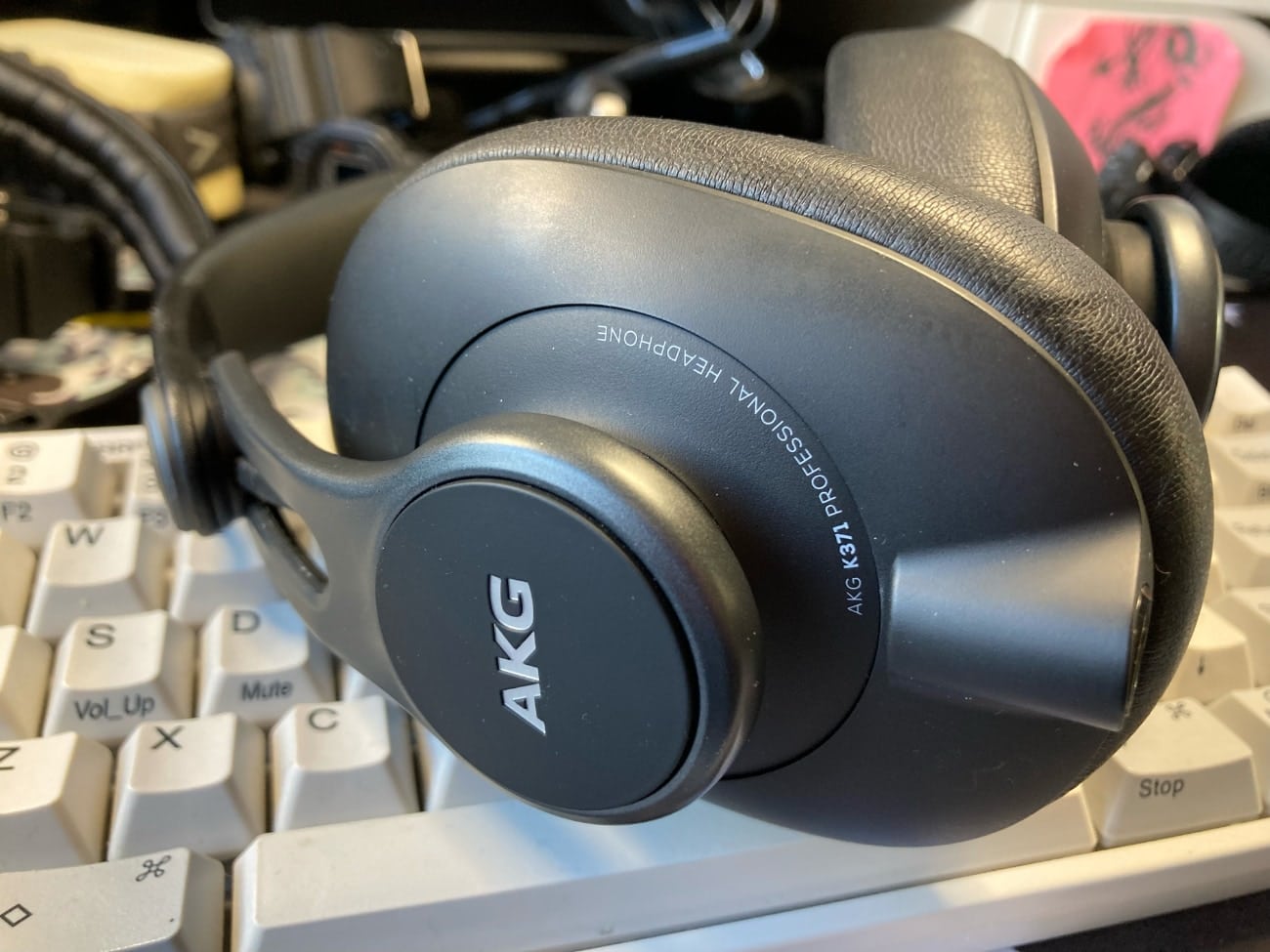 AKG K371: uno de los mejores auriculares con cable de AKG para llevar a la calle