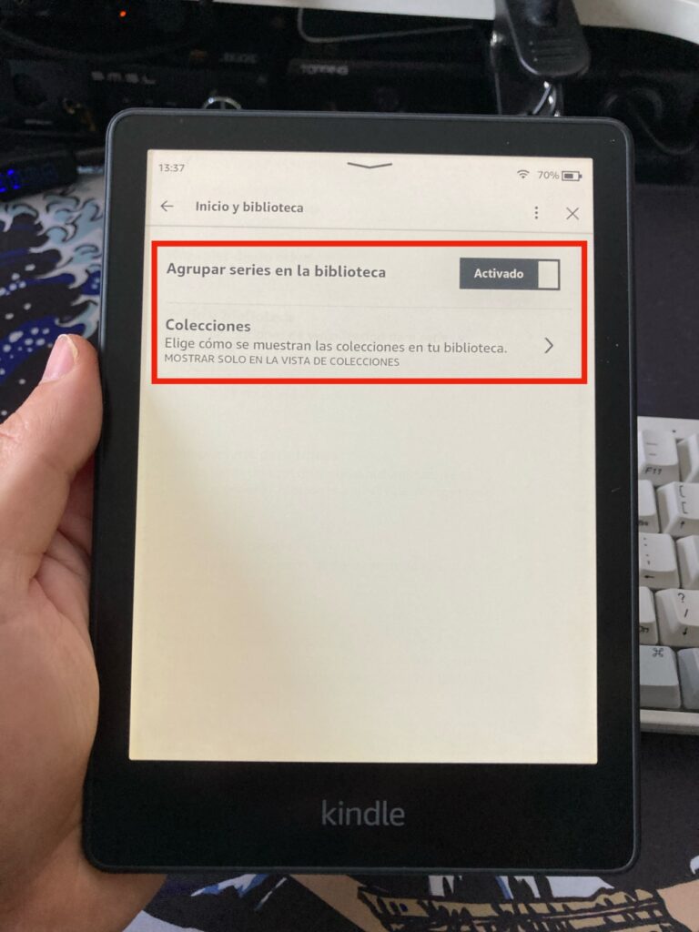 En Configuración > Opciones del Dispositivo > Opciones avanzadas > Inicio y biblioteca en el Kindle cambiamos más opciones para mostrar ebooks en la biblioteca.: agrupamos series