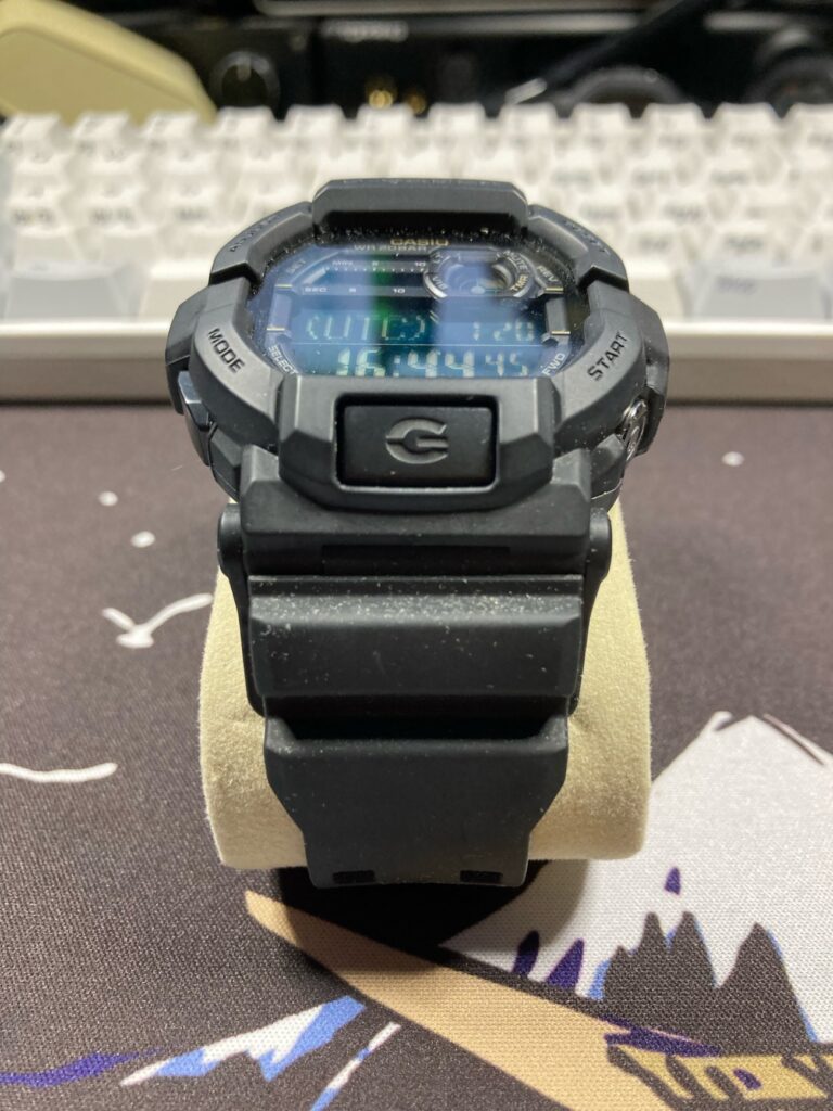 Casio G-Shock GD-350-1BER: botón frontal para la luz con letra G. 
