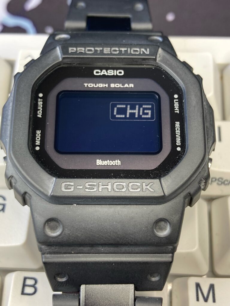 Casio G-Shock GW-B5600 con la app Casio Watches: CHG. Hay que cargarlo poniéndolo al sol. 