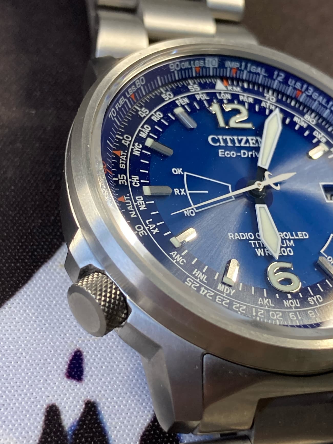 Reloj Citizen Pilot Super Titanium CB0230-81L: fabricado con super titanio y con un pulido precioso. 