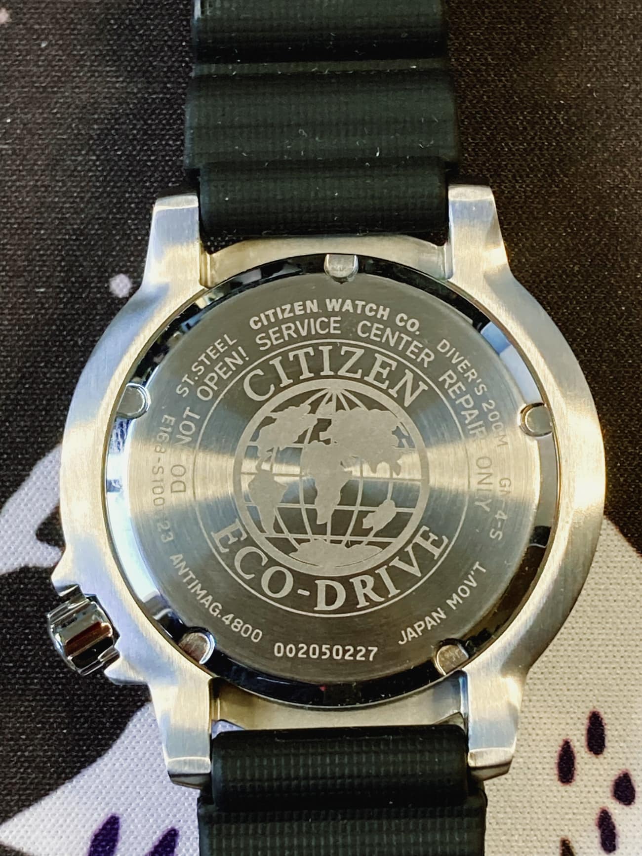 Reloj Citizen Eco Drive BN0150-10E Promaster: parte trasera con mapa del mundo grabada en laser. 