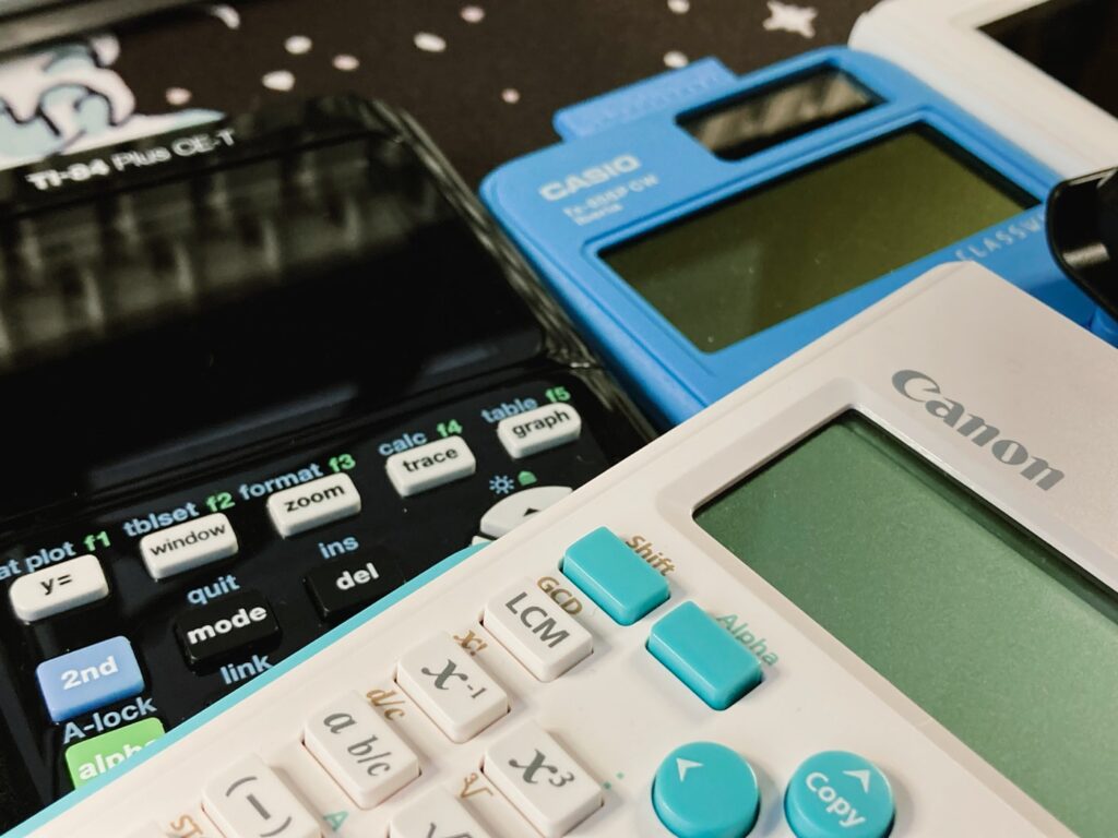 Tres calculadoras científicas de marcas como Canon, Casio y Texas Instruments. 