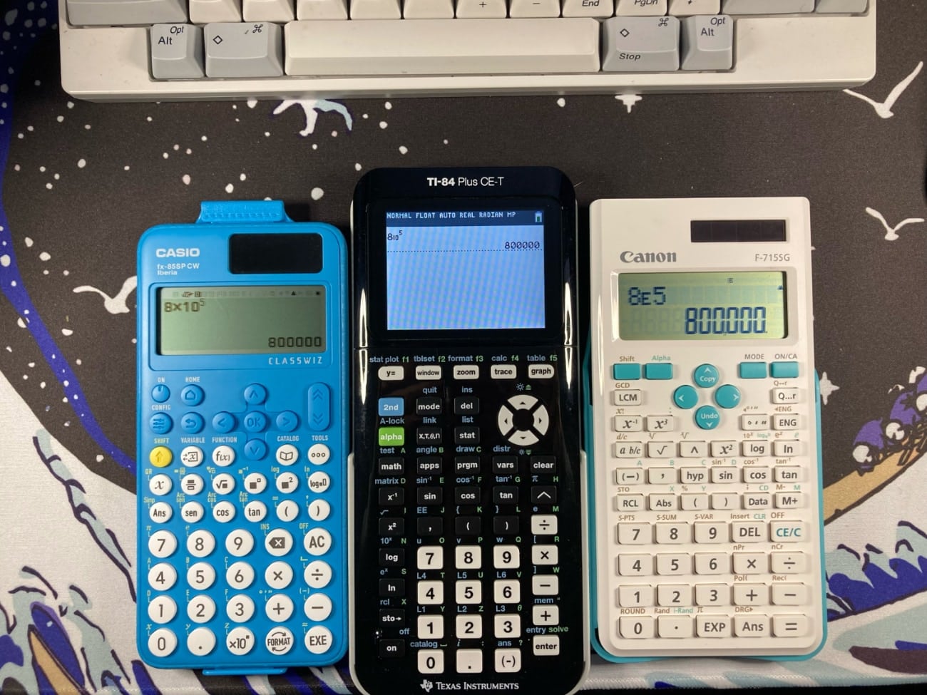 Calculamos con notación científica en calculadoras científicas de Casio, Canon y TI: 8E5, lo que significa 8 x 10E5 y obtenemos 800.000.
