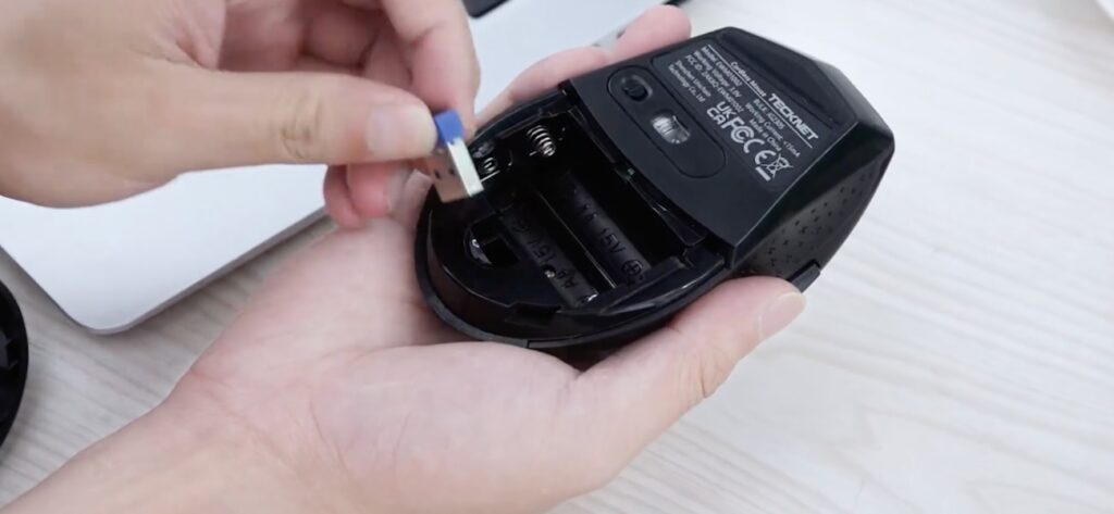 Receptor nano USB del ratón inalámbrico de Tecknet: en el compartimento de las pilas. 
