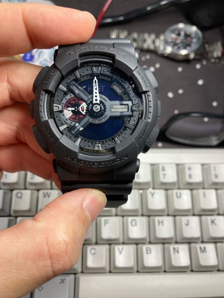 Reloj Casio G-Shock GA-110: sincronizamos la hora digital con la analógica que marcan las manecillas.