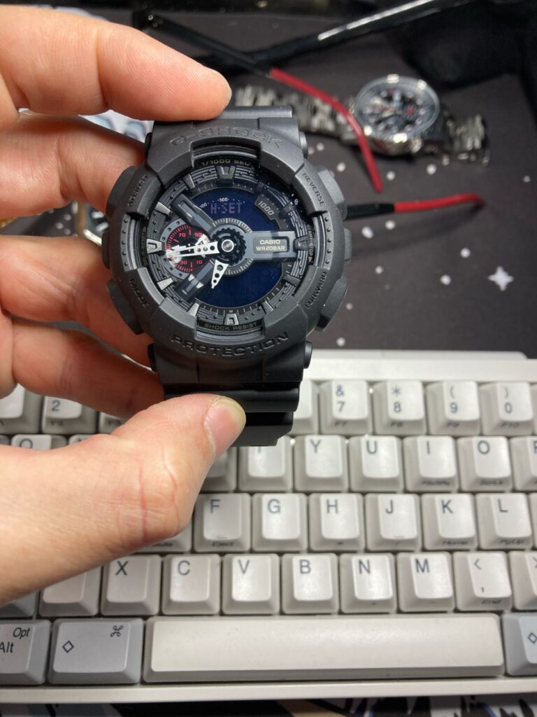 Cómo cambiar la pila del reloj Casio G-Shock GA-110: sincronizamos la hora digital con la analógica que marcan las manecillas.