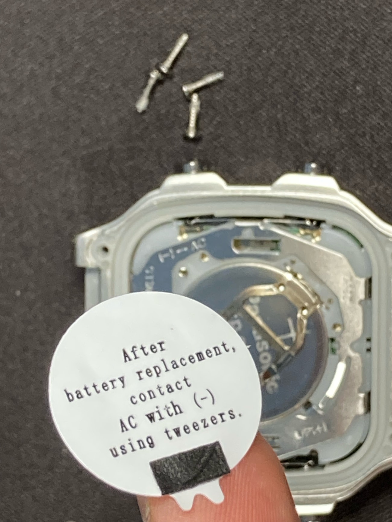 Guía para cambiar la pila del reloj Casio AE-1200: quitamos la pegatina para ver la pila. 