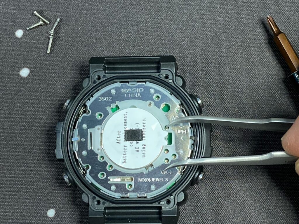Después de sustituir la batería, conecta AC con (-) utilizando las pinzas metálicas en tu reloj Casio