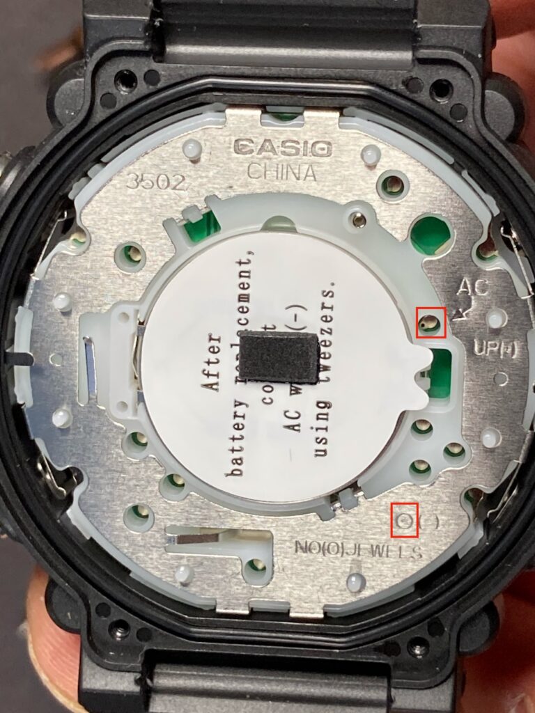 Después de sustituir la batería, conecta AC con (-) utilizando las pinzas metálicas en tu reloj Casio