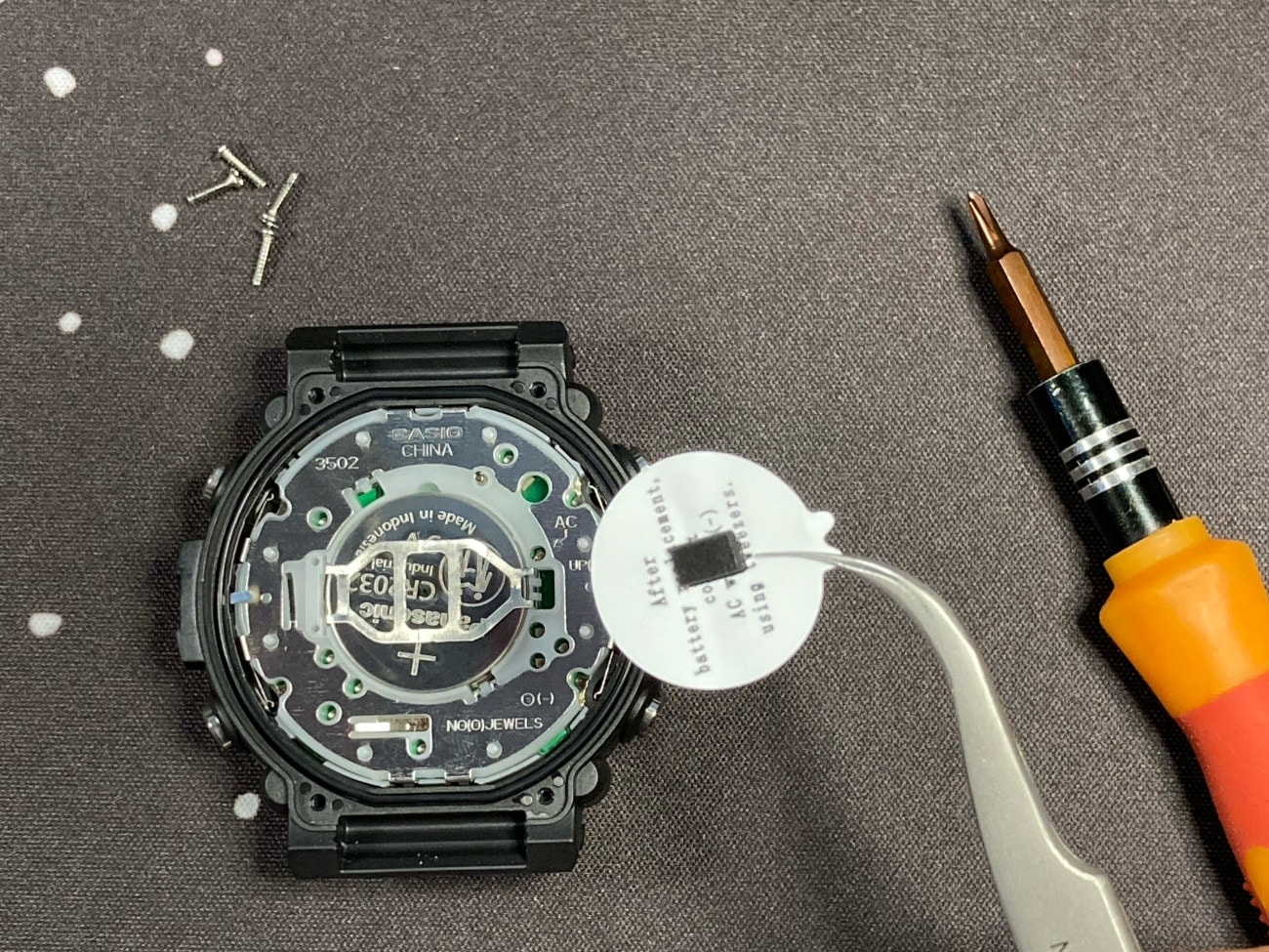 cómo cambiar la pila al reloj Casio AE-1500WH