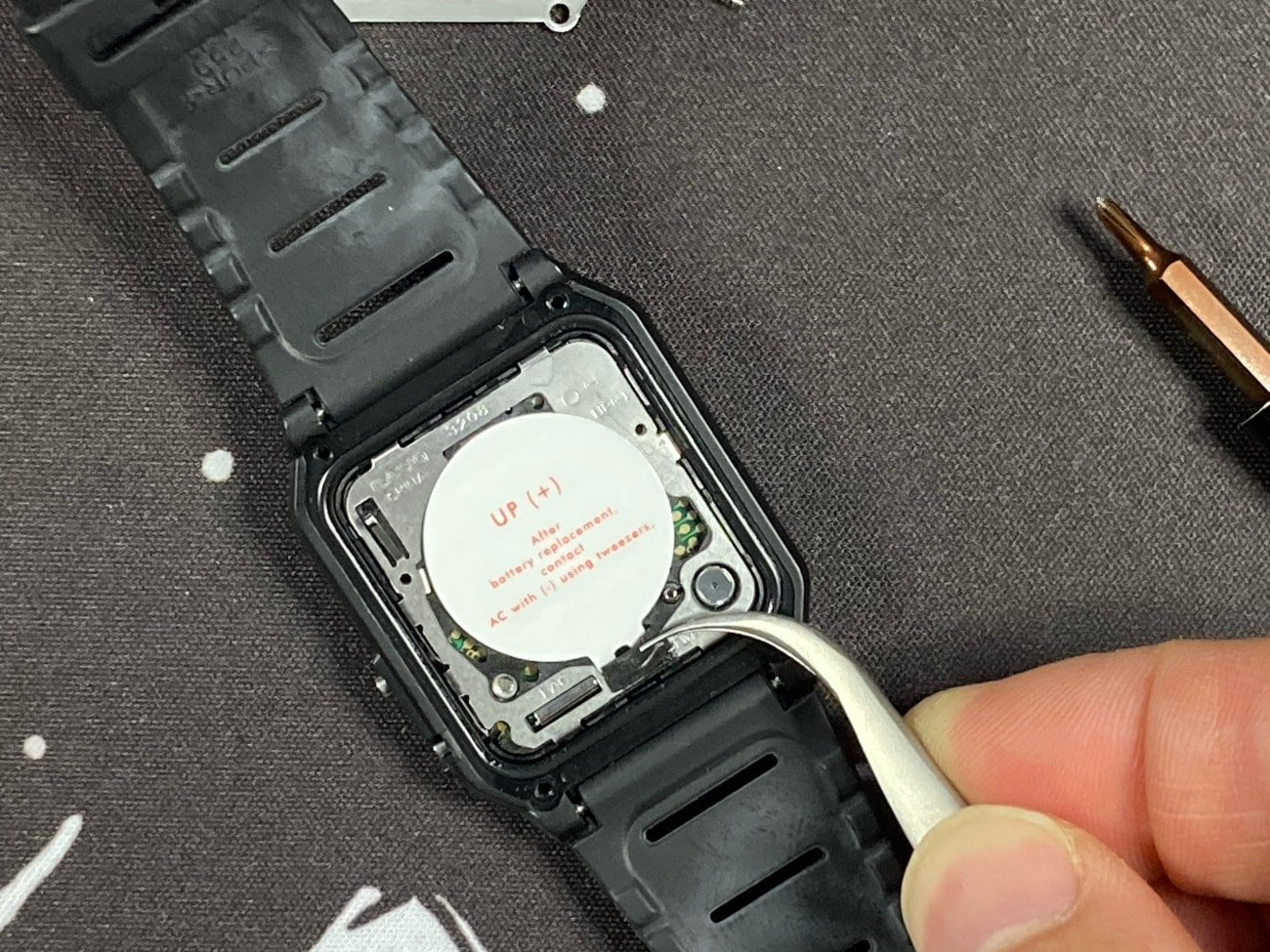 Cambiar la pila al reloj calculadora Casio CA-53W: quitamos el adhesivo negro. 