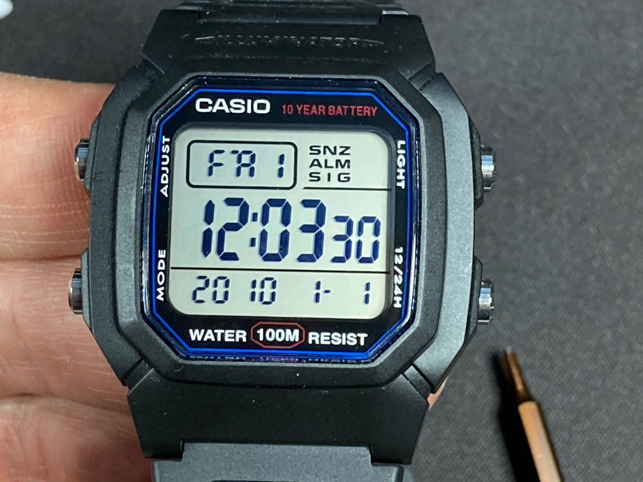 Ponemos en hora el reloj Casio W-800H después de cambiar la pila. 