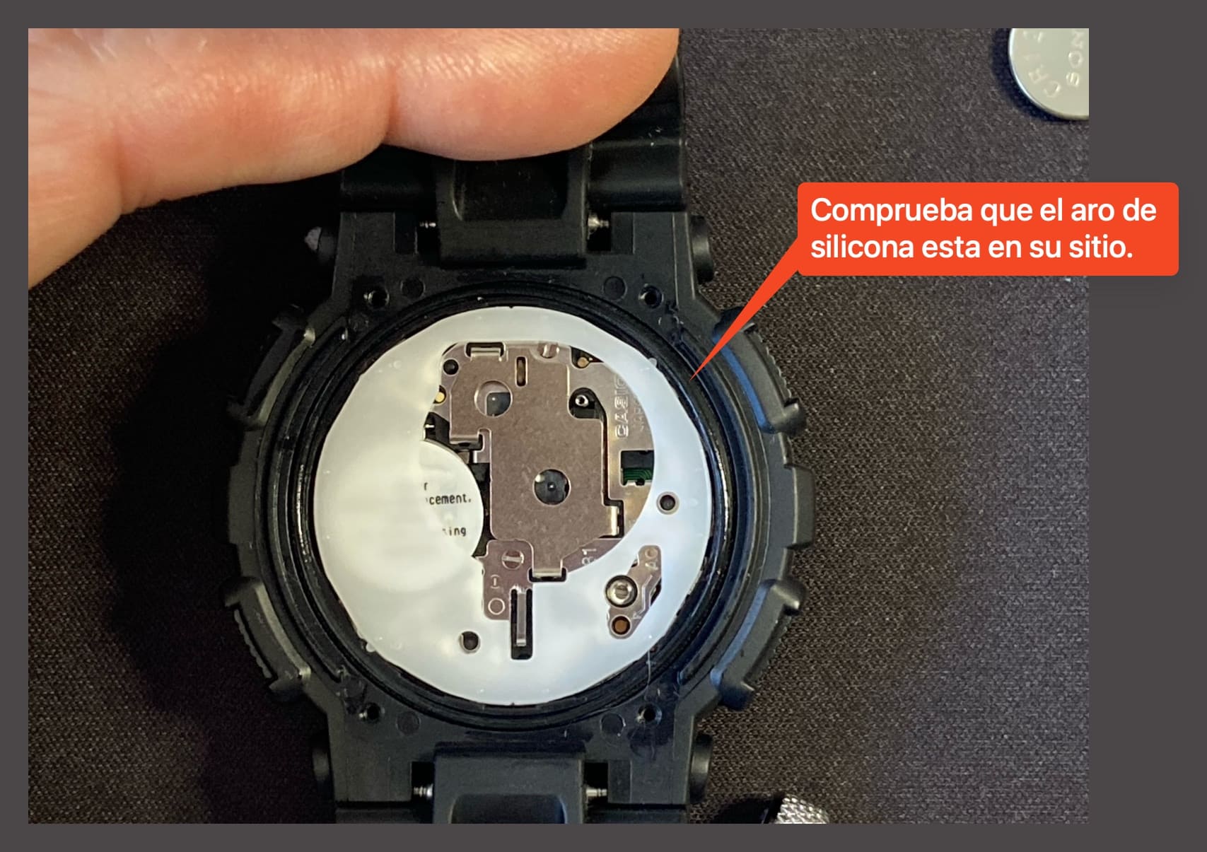 Guía para cambiar la pila del Casio G-Shock GA-100: comprobamos que el aro de silicona está en su sitio. 